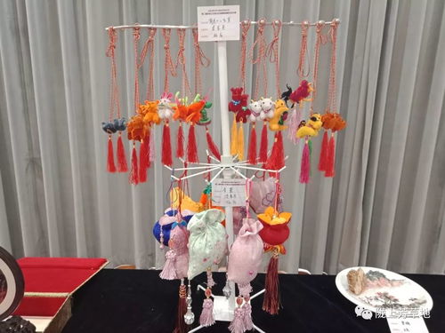 杭锦后旗工艺美术作者参加市第二届民间工艺美术作品展览